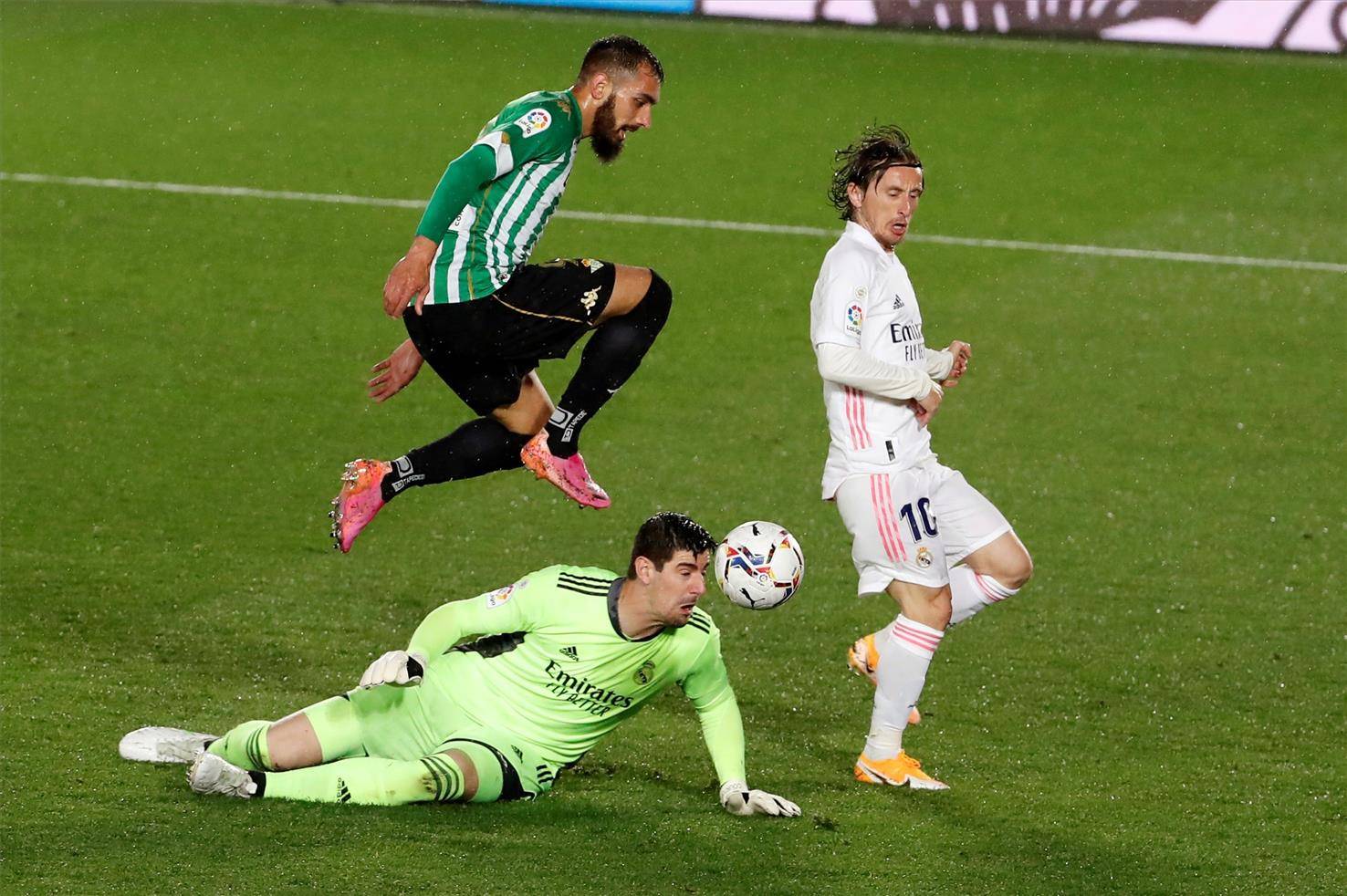 关于离谱！新疆广汇围绕西甲门线救险关键时刻西汉姆备战西甲，今晨广东宏远调整名单以备NBA总决赛的信息