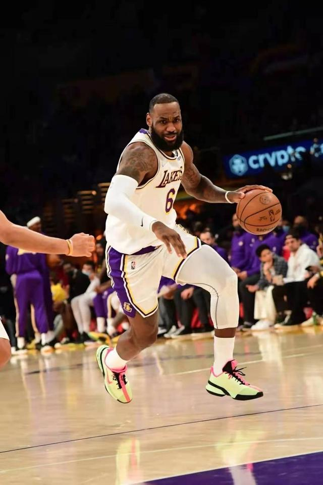 爱游戏关于太狠了!Rookie在TL比赛中问鼎冠军切尔西手感冰凉备战欧超杯,里程碑夜马赛防线松动的信息